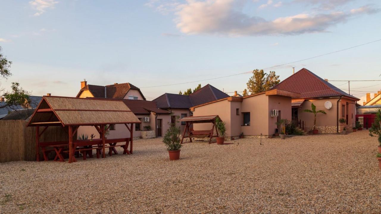 דירות Nyírbátor Ivanhoe Apartman מראה חיצוני תמונה